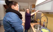 Tauschmutter Michaela (44, re.) wird von Andreas Tochter Jasmin (18, li.) beim Kochen beobachtet