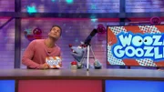 Simón erklärt Woozle, dass er nur unter freiem Himmel die Sterne beobachten kann, nicht durch die Studiodecke.