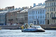Jeremy Clarkson in einem Luftkissenboot in St. Petersburg.