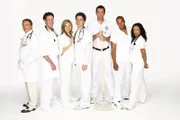 (2. Staffel) - Halbgötter in weiß: J.D. (Zach Braff, M.), Turk (Donald Faison, 2.v.r.), Dr. Phil Cox (John C. McGingley, 2.v.l.), Hausmeister (Neil Flynn, 3.v.r.), Dr. Bob Kelso (Ken Jenkins, l.), Elliot (Sarah Chalke, 3.v.l.), und Carla (Judy Reyes, r.) ...