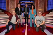 Moderator Kai Pflaume (M.) und seine Rateteam-Kapitäne Bernhard Hoëcker (l.) und Elton (r.) begrüßen in dieser Sendung den Comedian Atze Schröder (2.v.l.) und die Moderatorin Evren Gezer (2.v.r.).