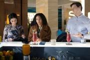 Imani (Féréba Koné, M.) kocht vor Wut, als Johannes (Maximilian Schneider) ihr seinen Triumph unter die Nase reibt. Links Leyla (Suri Abbassi)