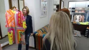 V.l.: Verkäuferin, Shoppingbegleitung Christina und Kandidatin Laura.