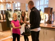 Antje (l.) sucht zusammen mit Shoppingbegleitung Jessica nach dem perfekten Outfit.
