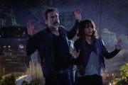 JD (Jeffrey Dean Morgan, l.) und Molly (Halle Berry, r.) treten mit einem verschollen geglaubten Freund von John in Kontakt, während Charlie Lucys Zuneigung für seine Zwecke zu nutzen versucht ...
