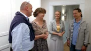 Ralf (li.) und Gabriele (2.v.li.) sind begeistert was das Zuhause im Glück-Team um Eva Brenner (2.v.re.) und John Kosmalla (re.) geschafft hat