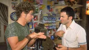 Die Bauarbeiten vor dem Kiosk sind so laut, dass Atze (Atze Schröder, li.) und Murat (Fatih Cevikkollu) sich nur noch mit Handzeichen verständigen können.