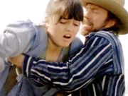 Walker (Chuck Norris) muss Laurie (Danica McKellar) aus einer bedrohlichen Lage helfen.