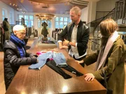 Für welche Hose wird sich Antje (l.) entscheiden? Shoppingbegleitung Jessica.