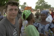 Corentin de Chatelperron (li.) ist im senegalesischen Toubacouta einem umweltfreundlichen Brennstoff auf der Spur.