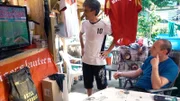 Die Bewohnerinnen und Bewohner der Benz-Baracken sind im Fußballfieber. Dieter (li.) und Florian freuen sich schon auf der erste Spiel gegen Frankreich.