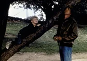 Stevie (Garette Patrick Ratliff, l.) erzählt Jonathan (Michael Landon, r.) von seinem Superhelden "Amazing Man".