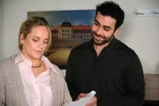 Baris' (Metehan Demiröz) vorsichtiger Annäherungsversuch scheitert. Links Cecilia (Carina Koller)