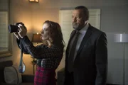 Um Francis Dolarhyde in einen Hinterhalt zu locken, nutzen Jack Crawford (Laurence Fishburne, r.) und seine Leute Freddie Lounds (Lara Jean Chorostecki, l.) als ihren Lockvogel. Mit Erfolg?