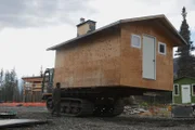 Kaleb Rowland verlegt seine Sauna über sein Grundstück. (National Geographic für Disney/Sean Odom)