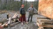 Kaleb und Brittany Rowland bereiten sich auf den Umzug ihrer Sauna vor. (National Geographic für Disney)