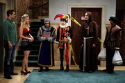 (l-r) Penny (Kaley Cuoco), Leonard Hofstadter (Johnny Galecki), Howard Wolowitz (Simon Helberg), Sheldon Cooper (Jim Parsons), Rajesh Koothrappali (Kunal Nayyar)