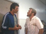 Magnum (Tom Selleck) stellt Buck (Darren McGavin) wegen seiner Eskapaden zur Rede.
