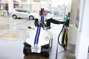 Jeremy Clarkson betankt sein kleines Gefährt.