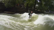 Surfer am Eisbach in München.