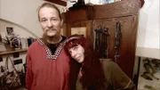 Andrea (43) und ihr Mann Thomas, genannt 'Tiger' (50), sind ausgesprochene Mittelalter-Fans. Sie lieben es, sich mittelalterlich zu kleiden, üben sich im Bogenschießen und Hörner schnitzen.