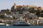 Auf Ibiza kann man dank Sonne, Strand und Party sämtliche Alltagssorgen hinter sich lassen.