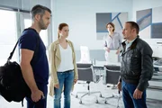 Jenny (Katrin Heß, 2.v.l.) und Semir (Erdogan Atalay, r.) befragen die Polizeischulen-Leiterin Cordula Schneider (Susann Uplegger) und den Ausbilder Kilian Kramer (Ben Ruedinger.