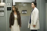 Melinda (Jennifer Love Hewitt, l.) wird vom Geist eines Mädchens heimgesucht, dessen Mutter im Koma liegt. Jim (David Conrad, r.) begleitet sie auf die Station.