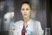 Nela Stegmann (Inez Björg David) hat sich illegal Zutritt zum Uni-Labor verschafft und wird bei der Analayse von Vogts Blut überrascht.