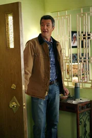 Eigentlich ist es Mikes (Neil Flynn) Schuld, dass die Eingangstür kaputt geht, doch Frankie besteht darauf, dass Axl sie reparieren soll ...