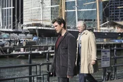 Det. Don Flack (Eddie Cahill, l.) führt Chief Ted Carver (John Larroquette) zum Hudson River. Die Leiche einer Frau, die schwer misshandelt und erschossen wurde, wurde dort geborgen.