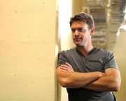Der Mord an dem weiblichen Finanzvorstand der lokalen Bank, führt Jim (Matt Passmore) in die Welt des Roller Derby und die rauhen Sitten, die dort unter den Spielerinner herrschen.