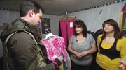 Trödelexperte Antoine Richard (li.) ist gekommen, um Paulina (Mitte) und deren Tochter Vicki (re.) beim Verkauf der Sachen zu helfen.
