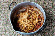 Rindfleischschmortopf mit hausgemachten Pappardelle-Nudeln.