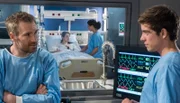 Frieda bekommt sofort nach der Diagnose ihre erste Blutwäsche. Ben Ahlbeck findet, dass es nicht richtig ist, ihr die Möglichkeit einer Nierentransplantation zu verschweigen. Auch wenn das die riskantere Variante ist. V.l.n.r. Holger Mahlow (Ben Braun), Frieda Mahlow (Leonie Brill), Dr. Leyla Sherbaz (Sanam Afrashteh), Ben Ahlbeck (Philipp Danne).