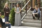 Melinda (Jennifer Love Hewitt, 2.v.r.) versucht zwischen dem Geist von Amy Warner (Thea Gill, 2.v.l.), Nathan (Chad Lowe, l.) und Garrett (Hank Harris, r.) zu vermitteln.