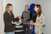 Alicia (Josefin Bressel, l.) und Moritz (Lennart Borchert) versuchen beide, Katrin (Ulrike Frank) mit ihren Ideen zu beeindrucken.