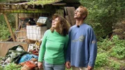 Gabi und Jörg haben sich in ein Haus verliebt, das sie im Internet entdeckt haben. Nun wollen es einmal genauer unter die Lupe nehmen.