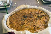 Mit nur wenigen Zutaten lässt sich in Frankreich ein leckerer und erschwinglicher Zwiebelkuchen zaubern.