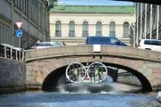 Jeremy Clarkson steuert das Luftkissenboot unter einer tiefen Brücke hindurch.