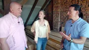 Die Experten Eva Brenner und John Kosmalla machen gemeinsam mit Ralf (li.) einen Rundgang durch das Haus