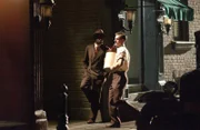 Während der Prohibition im Jahre 1932, verdient sich Curtis Collins (Johnathan Tchaikovsky, r.) eine goldene Nase als Schwarzbrenner ...