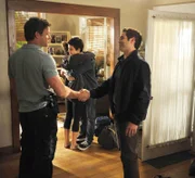 (v.l.): Jim Longworth (Matt Passmore), Callie Cargill (Kiele Sanchez), Jeff Cargill (Uriah Shelton) und Tony Morales (Jordi Vilasuso)