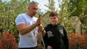 Daniel hat unterdessen etwas Bedeutendes vor: Gemeinsam mit Sohn Gabriel soll ein Apfelbaum gepflanzt werden