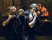 Daniel (Michael Shanks, vorne re.) gibt Teal´c bescheit, dass er sie rausholen kann. (Bild v.li.n.re.: J.R. Bourne als Martouf, Carmen Argenziano als Jacob, Amanda Tapping als Sam, Richard Dean Anderson als O´Neill)