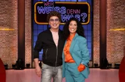 Als Kandidat:innen zu Gast bei "Wer weiß denn sowas?": Der Comedian Atze Schröder und die Moderatorin Evren Gezer.