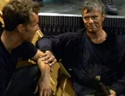 Alle sind glücklich der Hölle entkommen zu sein...(Bild: Richard Dean Anderson als O´Neill re., J.R. Bourne als Martouf)