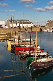 Malerischer Hafen in Plobannalec-Lesconil, einer Gemeinde im französischen Département Finistère