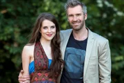 Holger Mahlow (Ben Braun) mit seiner Tochter Frieda Mahlow (Leonie Brill)