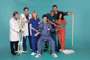 (2. Staffel) - Die Truppe vom Sacred Heart Hospital: J.D. (Zach Braff, M.), Turk (Donald Faison, 3.v.r.), Dr. Phil Cox (John C. McGingley, 2.v.l.), Hausmeister (Neil Flynn, 2.v.r.), Dr. Bob Kelso (Ken Jenkins, l.), Elliot (Sarah Chalke, 3.v.l.), und Carla (Judy Reyes, r.) ...